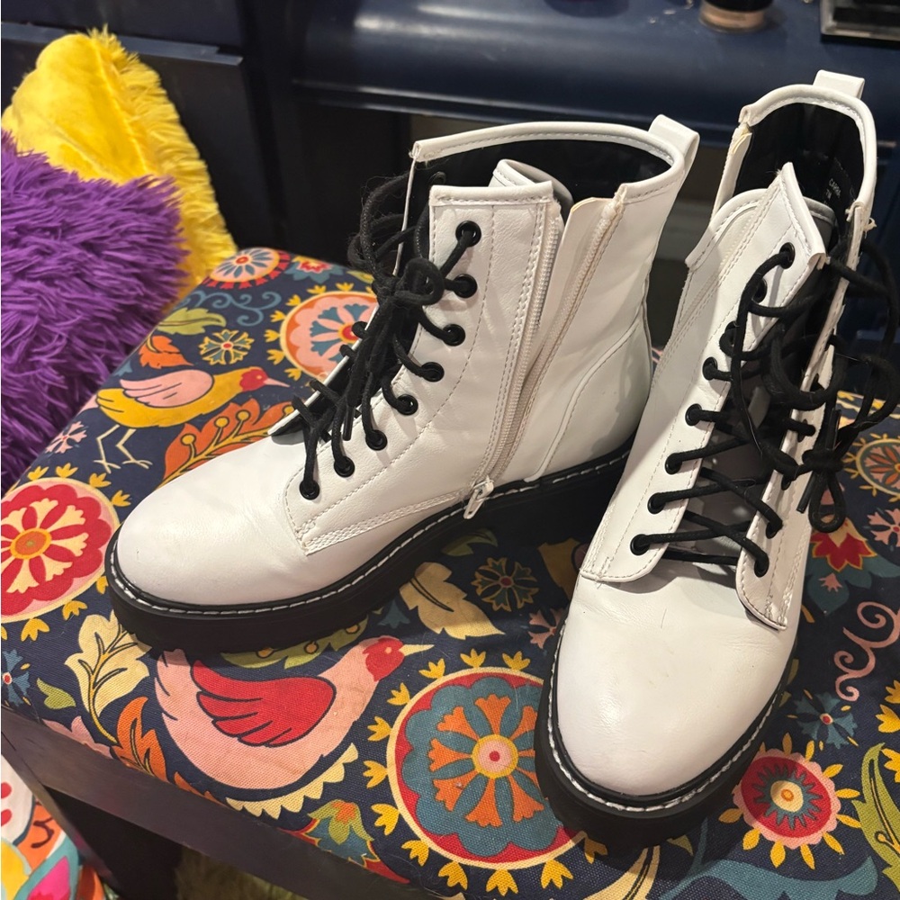BNWOT Steve Madden Combat boot
